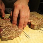 もと井 - 三州牛（知多産）のシャトーブリアン に串が入れられていきます。 西京漬けにして1日寝かしてあります。　　　　　2019.06.01