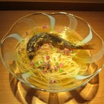 もと井 - 鮎そうめん 唐揚げにされた 鮎（和歌山）が そうめんの清流のなかを泳いでいるようです。　　　　　2019.06.01