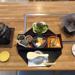 Umiterasu Nadachi Hoteru Kourin - 着席して、この後に海老の刺身と、味噌汁が追加されます。サラダ、ドリンクはセルフサービス。ご飯はお代わりして下さい、ですと〜。