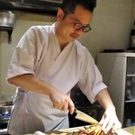 もと井 - 伊勢海老を捌く大将。（画像掲載了承済み）　　　　　2019.06.01