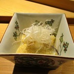 もと井 - 伊勢海老の玉子とじ：湯通しした伊勢海老に 加茂茄子の揚げびたし、あわび茸、椎茸の玉子とじ に 白髪ねぎがのせられています。　　　　　2019.06.01