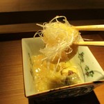 もと井 - 伊勢海老の玉子とじ：湯通しした伊勢海老に 加茂茄子の揚げびたし、あわび茸、椎茸の玉子とじ に 白髪ねぎがのせられています。　　　　　2019.06.01