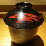 もと井 - 味噌汁：よくお出しの効いた味噌汁に 大きな豆腐が印象的で、葱小口切りが入っています。　　　　　2019.06.01