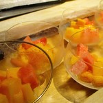 もと井 - デザート：嶺岡豆腐、パッションフルーツ、宮崎マンゴー 4L、すいか が盛り付けられていきます。　　　　　2019.06.01