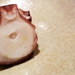 鮨 さかい - (02)真蛸（福岡県志賀島産）の桜煮
      産卵期は初夏～初秋、1度目の旬は包卵する雌が主役。
      これは雄蛸で、筋肉質な食感と噛むほどにしっかりした旨みが拡がり、柚子の香りが喉から鼻に立ち登る様に薫ります。