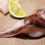 鮨 さかい - (03)鳥貝(京都府舞鶴産)
      鳥貝は雌雄同体で、産卵期は春と秋、旬も春と秋で、寿命1年。
      鳥貝はサッと湯煎してから軽く炙ってあり、レアな食感と芳ばしさが共存、旨みが引き出された柔襞を堪能。