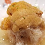 鮨 さかい - (05)毛蟹(北海道噴火湾産)&赤雲丹(福岡県相島産、明礬無)
      毛蟹の産卵期は晩秋～晩冬、春～夏の若い毛蟹は甘みと身の軟らかいのが特徴
      赤雲丹の産卵期は初秋～晩秋、旬は初夏～晩夏
      柔らかく爽やかな甘さ