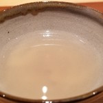 鮨 さかい - (08)黒鮑(佐賀県唐津産)の出汁スープ
      黒鮑の煮汁(水、塩、酒、昆布)を整えたもの。
      滋味深く濃厚な旨みが口腔内に拡がり、至福の味わい♪
      やっぱり旬は問答無用な美味しさ！
