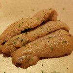 鮨 さかい - (09)赤雲丹(佐賀県唐津産、明礬有り)
      今度は明礬入りの赤雲丹。
      同じく舌の上に載せて5秒ホールド
      脱水が効いて濃厚なコクと甘み
      同じ赤雲丹でも味わいが違い面白い
      しかし明礬無添加の方が好みです