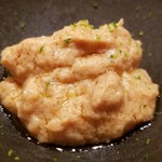 鮨 さかい - (11)鮟肝(北海道余市産)&刻んだ奈良漬と浸けた酒粕入り
      裏漉しの鮟肝と細かく微塵切りした奈良漬、滑らかクリーミーでコクがあり、シャキとした食感も楽しめる逸品
      夏なので脂のりはさっぱり系の鮟肝でした