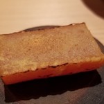 鮨 さかい - (12)炙り唐墨
      丁寧に塩抜きされた唐墨、炙ってあり芳ばしいです。
      表面に旨みが濃縮された汗が浮かび、味蕾を刺激します。
      そして微かな塩味もアクセントになっています。