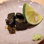 鮨 さかい - (13)黒鮑(佐賀県唐津産)の炙り肝
      肝ソースではなく、肝塩焼き！
      爽やかな磯の薫りがします。
      口に入れて芳醇な苦みが拡がりお酒が進みます♪
      こういう変化のある食べ方も楽しい。