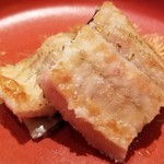 鮨 さかい - (14)海鰻(福岡県博多湾産)の白焼き
      産卵期は初夏～晩秋
      旬は秋～晩秋ですが水温が下がると取れなくなります
      天然鰻らしく皮は厚く噛み応えがあり、皮下の脂は滋味深く、濃厚なコクと旨みが楽しめました