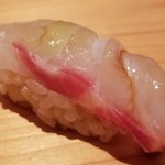 鮨 さかい - (15)真鯛(産地聞き忘れ、3kg)
      産卵期は春～初夏、旬は秋～晩冬
      九州は産卵が早く回復期で脂のりも良い。
      4日寝かせた真鯛は柔らかさと甘みと旨み。
      これは握るシャリに合わせた仕込みなんでしょうね。