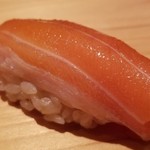 鮨 さかい - (17)鱒の介(キングサーモン、17kg)
      産卵期は夏、日本国内での水揚げされた魚の旬は春~夏。
      憧れのキングサーモン！
      アラスカへの釣りツアーに行くと50万円！
      これもサシが入って旨みが素晴らしい。