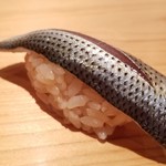 鮨 さかい - (18)小鰭(熊本県天草産)
      産卵期は春、新子は初夏、小鰭は夏、鮗は晩秋～晩冬、寿命3年
      塩振りと〆具合は旨みと香りのバランスが取れていて好きです
      魚の成長度合いによって塩振り量が変わる熟練の技が必要