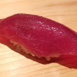 鮨 さかい - (19)本鮪赤身ヅケ(北海道噴火湾産、67kg)
      日本近海の本鮪の産卵期は春～夏、旬は初秋～冬。
      赤身独特の風味があります。
      軽く漬けにされておりますが、酸味は微かで旨みが華やかです。