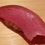 鮨 さかい - (20)本鮪中トロヅケ(北海道噴火湾産、67kg)
      中トロの見た目は生の様にも見えますが軽く漬けてあります。
      人肌よりも温かめのシャリが、中トロの脂を活性化させ、すっと消えていきます。