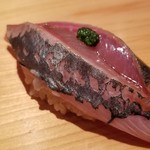 鮨 さかい - (22)真鯵(島根県浜田産)
      産卵期は春～夏、旬は秋～冬。
      どんちっち鯵ですね♪
      肉厚で脂のりもバッチリでした。
      鯵の香りもとても良いですね。