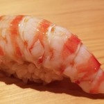 鮨 さかい - (23)車海老(鹿児島県産)
      奥の厨房で茹でたての温かい車海老
      お弟子さんが熱々を一生懸命剥いている様です
      車海老はぷりぷり温かなシャリがググッと沈み込みます
      車海老の華やかな甘みと旨味が押し寄せます