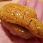 鮨 さかい - (24)北紫雲丹(北海道函館産)
      産卵期は秋、旬は春～夏
      大きな北紫雲丹がタップリ。贅沢です
      握っているのに、雲丹の粒が潰れていません！
      シャリのほどけを楽しみ、北紫雲丹の品のある甘みが口に拡がります