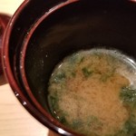 鮨 さかい - (25)赤味噌汁【出汁の魚聞き忘れ】
      どんな魚のアラで出汁を取られたのか聞き忘れてしまいました
      生臭さが無いので、多分一度焼いてから出汁を取られているのだと思います
      丁度良いコクと深みで嬉しいです