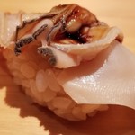 鮨 さかい - (26)煮蛤(千葉県九十九里産)
      初夏～夏が産卵期で禁漁期間、旬は産卵前の春～初夏
      非常に柔らかく煮られた蛤は仕上がりの良さで九十九里産を入れられているそう
      蛤の味わいもいいいですが穏やかなツメが好み