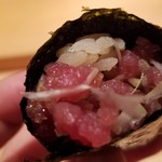 鮨 さかい - (27)ネギトロ巻き
      適度に脂ののった中落ちを山葵と合わせて、すっきりとした後味に仕上げてあります。