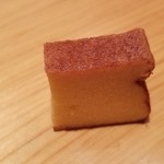 鮨 さかい - (30)玉(芝海老と大和芋の擂り身入り)
      芝海老と大和芋で、ふっくら&しっとりの焼き上がり、穏やかな甘さが印象的です。