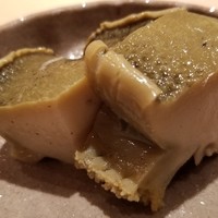 鮨 さかい - (07)蒸し黒鮑(佐賀県唐津産)
                      黒鮑の産卵期は秋～冬、旬は初夏～夏
                      軟らかさと弾力が両立している抜群の蒸し加減
                      厚みのある切りつけで食感が十分に楽しめます
                      旨みと甘みが抜群、磯の香りも素晴らしい！