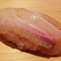 鮨 さかい - (16)縞鯵(長崎県壱岐島産、4kg)
                    産卵期は秋～冬、旬は夏～秋。
                    美しい脂の入り方、5日寝かせで旨み&甘みの引き出しが素晴らしく悶絶。
                    しかしスッキリとした後味で軽やかです。