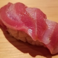 鮨 さかい - (21)本鮪砂ずり(北海道噴火湾産、67kg)
                    大トロの先、腹の一番下の部分で、筋が厚くて軟らかく最も脂が素晴らしい
                    ネタと技術が渾然一体となっており、悶絶♪ヽ(´▽｀)/