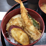 Ten Ichi - ミニ天丼500円。エビ、サツマイモ、レンコン、オクラの天ぷらがのっている。エビは少し塩気が効いている。お味噌汁も美味しい。