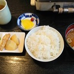 鶏ちゃん 杉の子 - 定食のごはん、味噌汁、漬物、箸休めのおかず