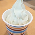 道の駅 富士吉田 軽食コーナー  - 【シャインマスカットソフトクリーム】
            淡いグリーンのソフトクリーム。
            旅先ってソフトクリーム食べがち。