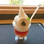 ティーズカフェ - 【ももとすもものミルクソフトサンデー：700円】
            ソフトクリーム多めで、見た目以上に結構ボリュームあり。