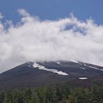 109810614 - 【５合目からの山頂】
                        山頂が見えそうで見えない(>_<")
                        ５合目まで来ると麓から見る富士山とは違い、山肌がよく見えますね。