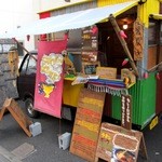 スープカリー　けむり - 目立つ外観のキッチンカーはまさに屋台