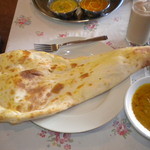 インド・ネパール料理レストラン&バー マリカ - ナン（フォークと比べて大きい）