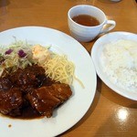 技食人 パルク - 黒毛和牛のビーフシチュー１,０００円です。 先にスープが出てきました。 そして、直ぐにメインの黒毛和牛のビーフシチューとライスが出てきましたよ。