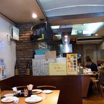 技食人 パルク - 店内の雰囲気です。 入口近くのテーブル席から奥を撮っています。 入口近くは、テーブル席となっています。 そして、奥がカウンター席となっていますよ。