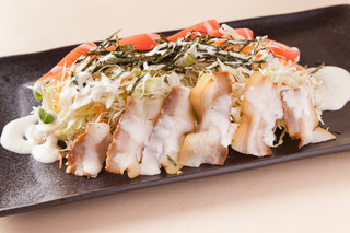 kunseiizakayao-kusu - ベーコンのシーサーサラダ。自家製ベーコンを乗せた燻製サラダ。