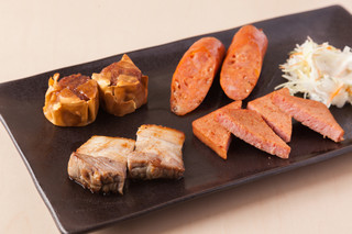 kunseiizakayao-kusu - 肉のプレート。自家製ベーコン、焼売、スパム、ソーセージのお得な燻製プレート♪