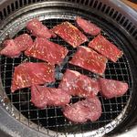 焼肉はせ川 - 牛タン調理中。