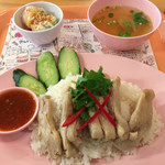 タイ料理研究所 - 「カオマンガイ」はスープ&生春巻付き。
            全て美味！