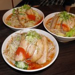 らーめんでぽっと - 奥が1辛、手前が3辛