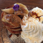 カフェ 坂の下 - バナナキャラメルパンケーキ バニラアイス添え