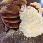 カフェ 坂の下 - バナナキャラメルパンケーキ バニラアイス添え