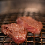 타케야 규우니쿠텐 - 2019.6 ガスロースターで厚切りサガリを焼いています