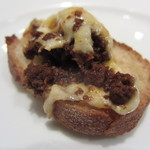 ラ・ブーシェリー・デュ・ブッパ - 鹿、猪のグラタン バゲットに乗せて2